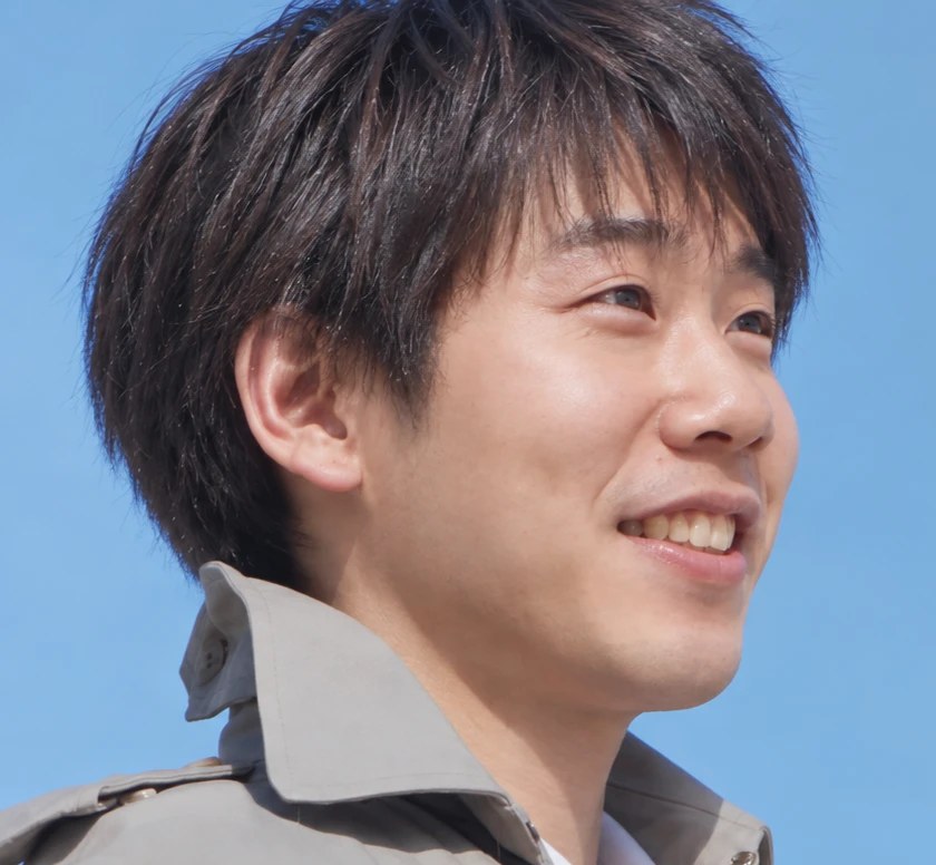 青空を見上げて笑う菱川さん