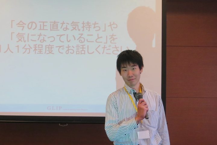 マイクを持って研修を進行する菱川さん